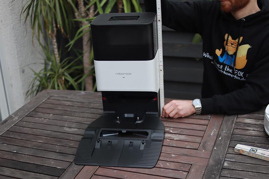 Измерение линейкой станции самоочистки Roborock Q7 Max+ 